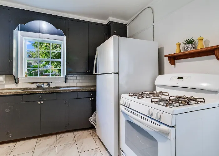 At Your Doorstep, Private Rm Appartement