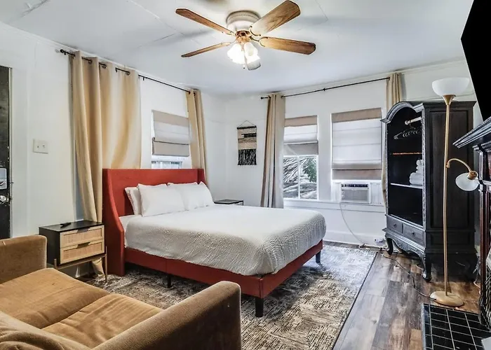 At Your Doorstep, Private Rm Appartement *